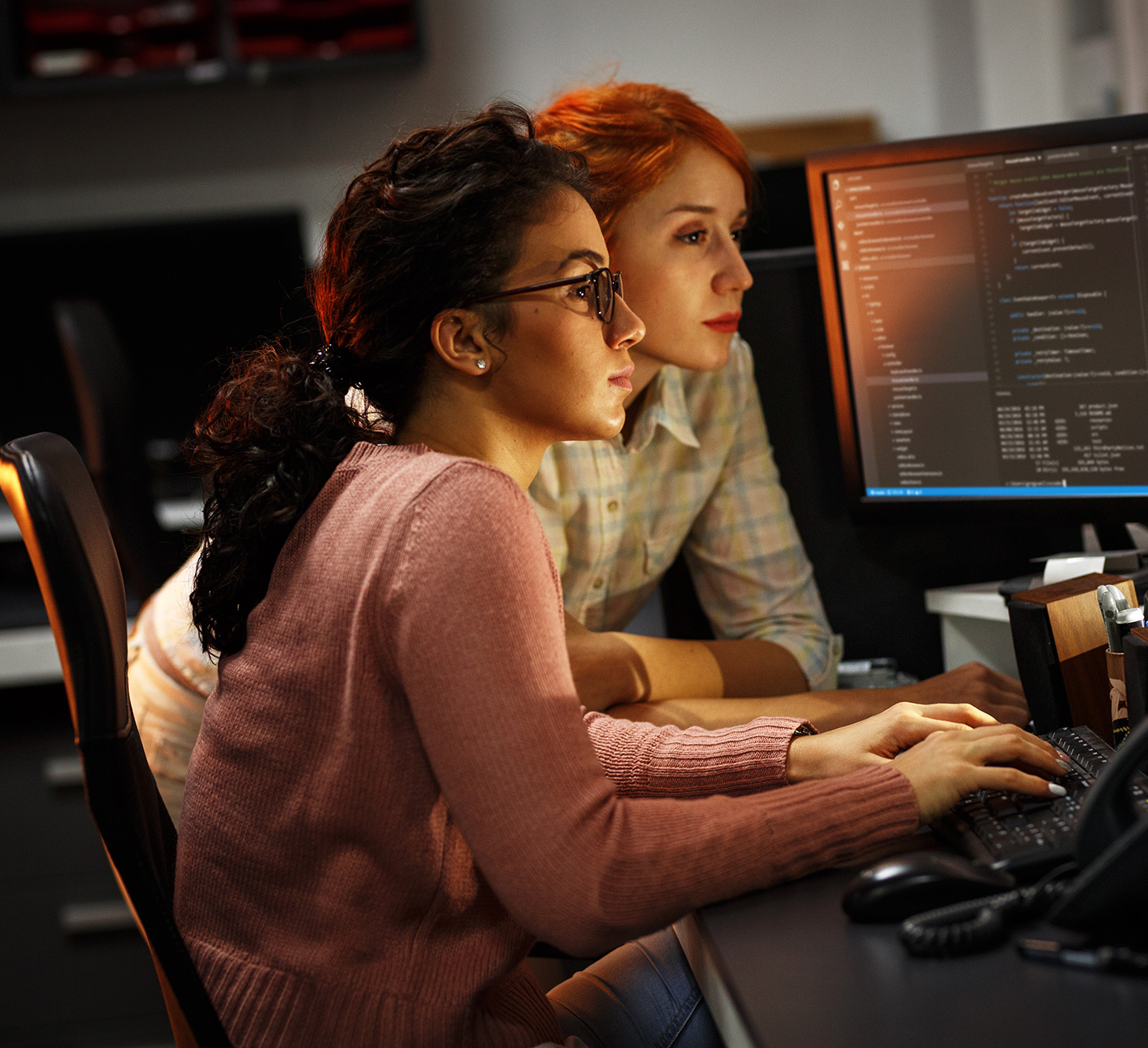 two-female-co-workers-computer